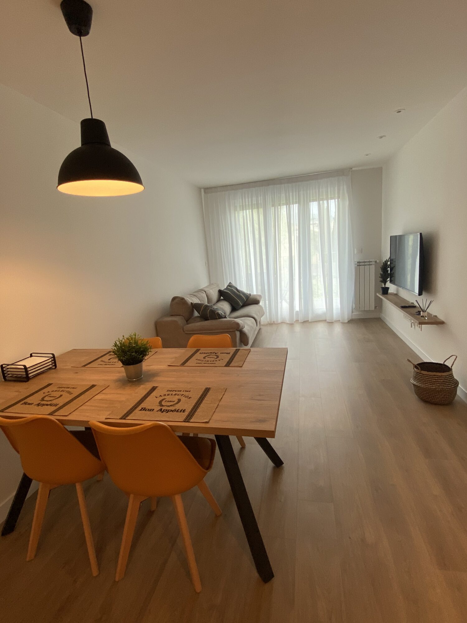 apartamento-kerr-02 Living room/dining room of an apartment in the Basque Country