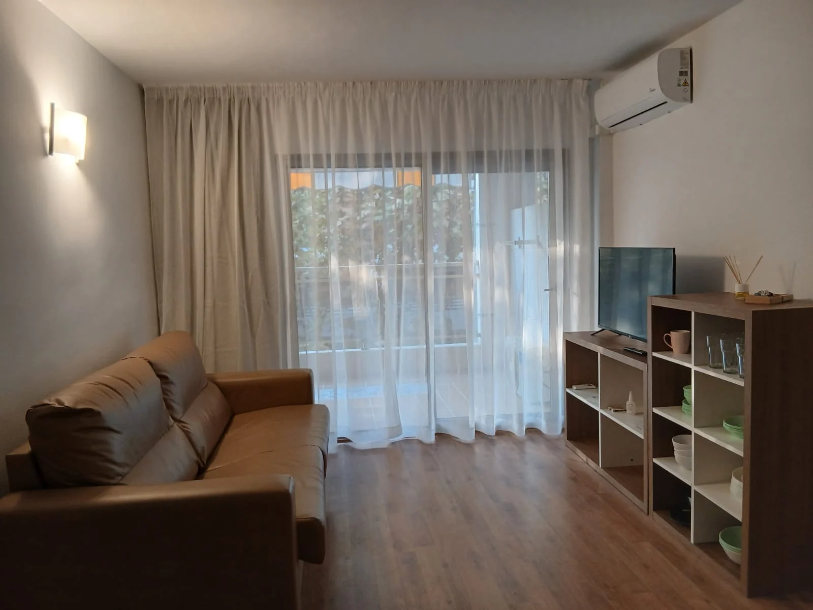 apartamento-michelangelo-16-salou Living room with TV and air conditioning