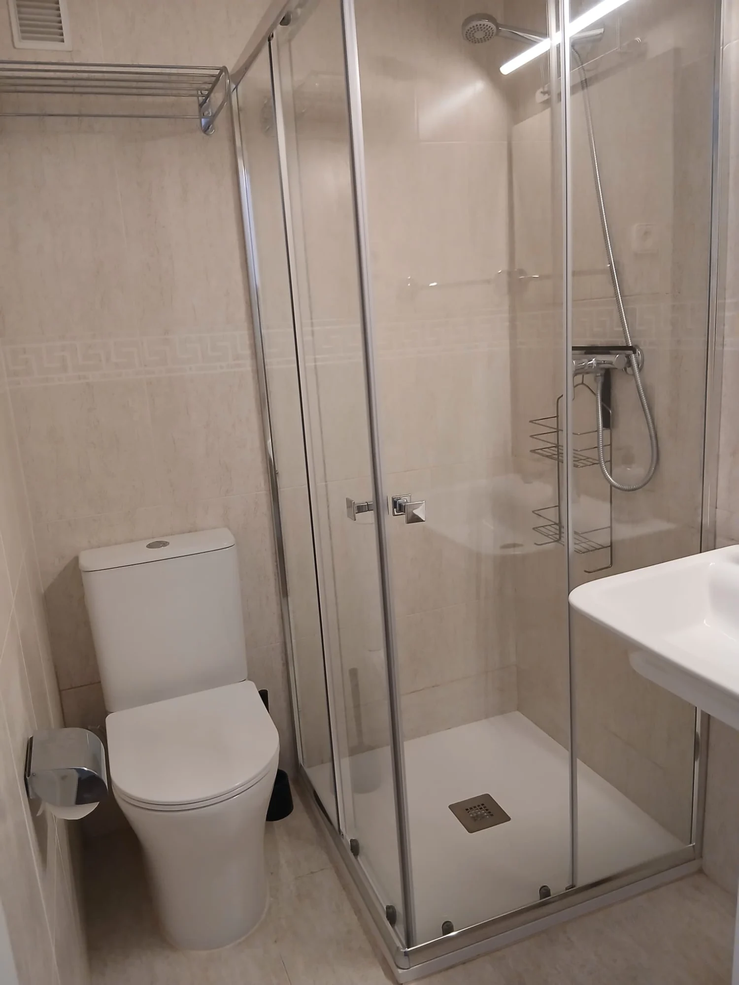 apartamento-michelangelo-19 Bathroom with shower Michelangelo Apartment
